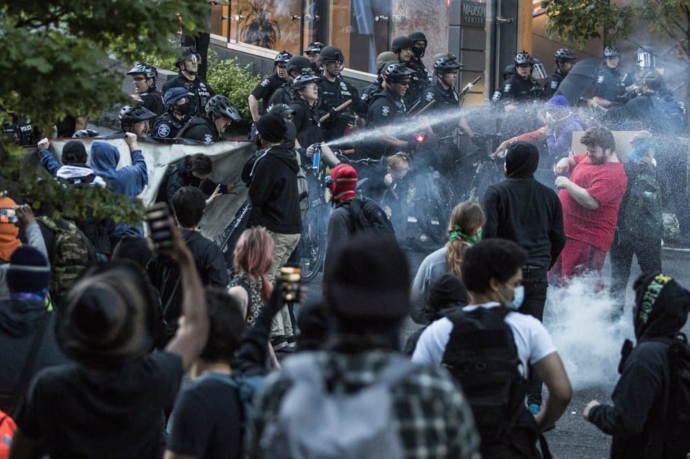 Könnygázzal oszlattak fel egy erőszakba torkolló tüntetést Seattle-ben