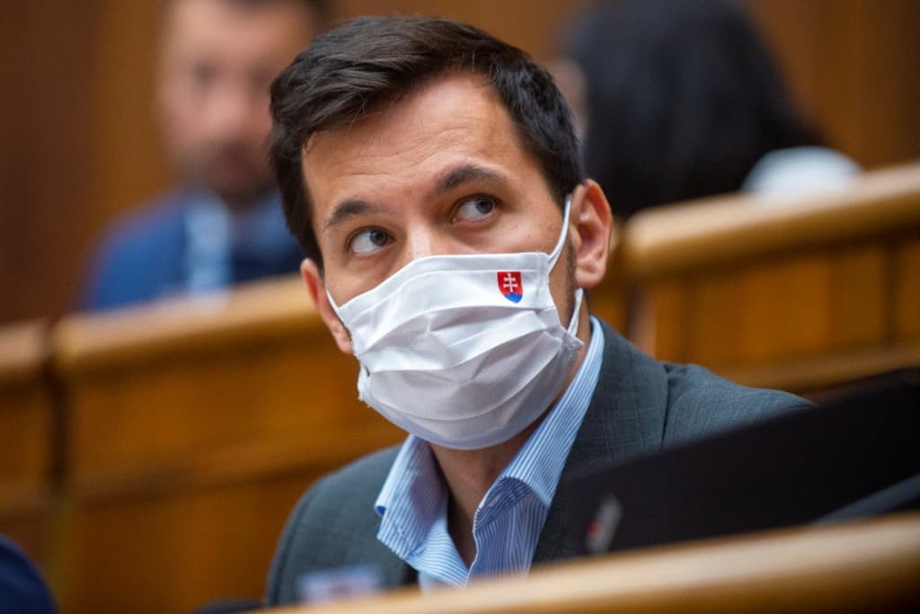 Lemond Juraj Šeliga parlamenti alelnök, miután kiderült, megszegte a járványügyi előírásokat