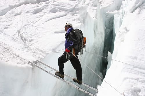 Világrekord kísérlet: két hónap helyett 5 nap alatt akar felmászni a világ tetejére öt nepáli