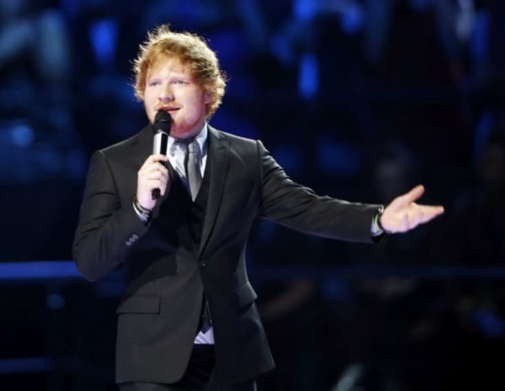 Ed Sheeran saját emberét úgy segíti, hogy beáll neki sört csapolni