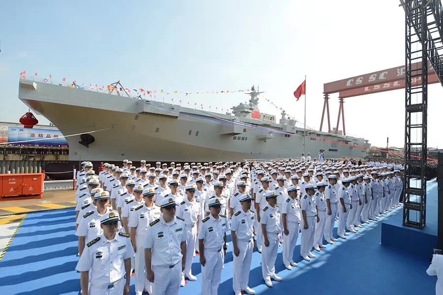Kínában bemutatták az ország első saját fejlesztésű, partraszállító hadihajóját