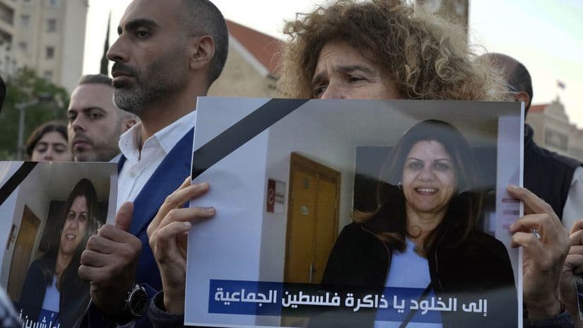 Összecsaptak a gyászolók és a rendőrök a lelőtt palesztin újságírónő temetési menetén