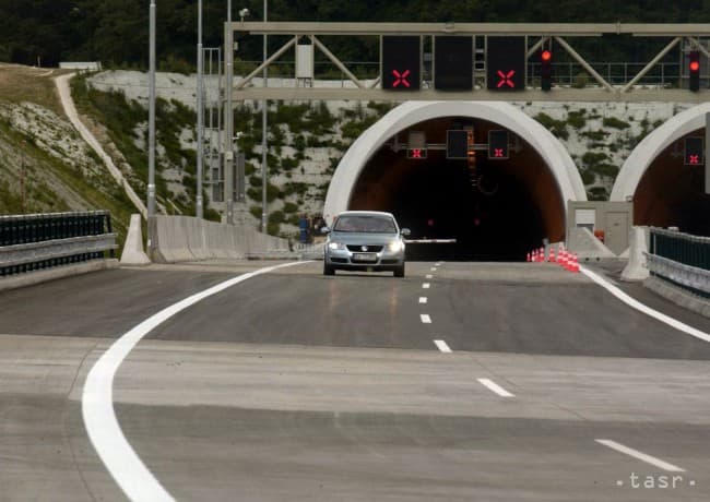 SÚLYOS BALESET: Három autó ütközött az alagútban