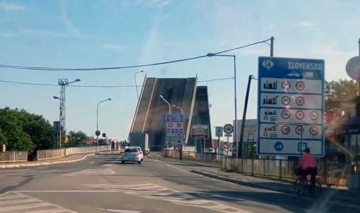 A komáromi felnyitható híd javítása bonyolítja a közlekedést Magyarország felé