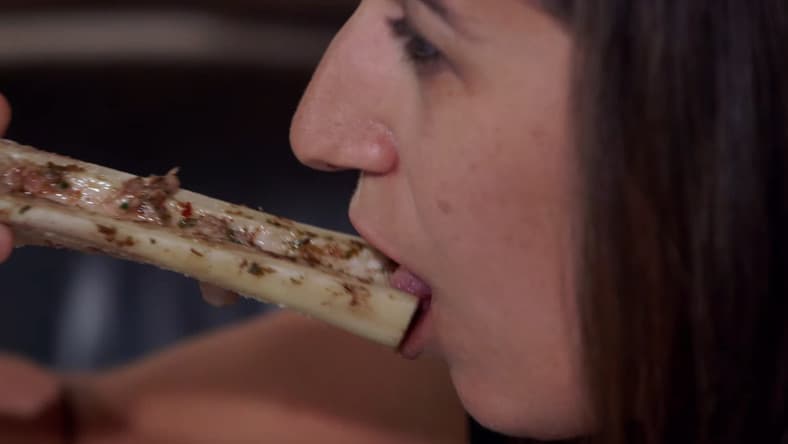 Hihetetlen: 22 év után először evett húst a nő - figyeld a reakciót! (videó)