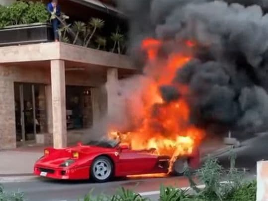 VIDEÓ: Slaggal próbálta eloltatni a lángoló Ferrarit egy nő Monacóban 