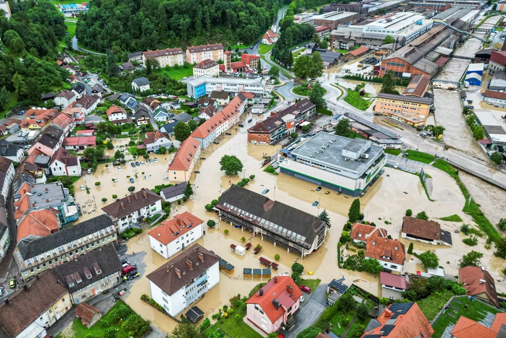 Durva felvételeken az ausztriai és szlovéniai áradások, több száz embert kellett evakuálni (FOTÓK)