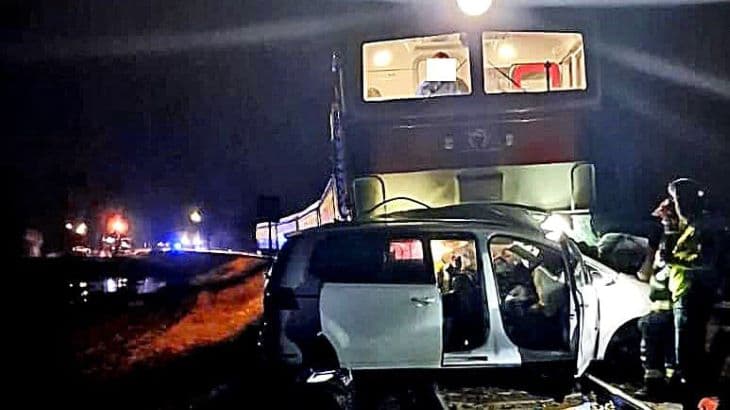 A vonat 300 méteren keresztül tolta a sínekre hajtó autót - a gépjárműben ülő férfi nem élte túl a balesetet