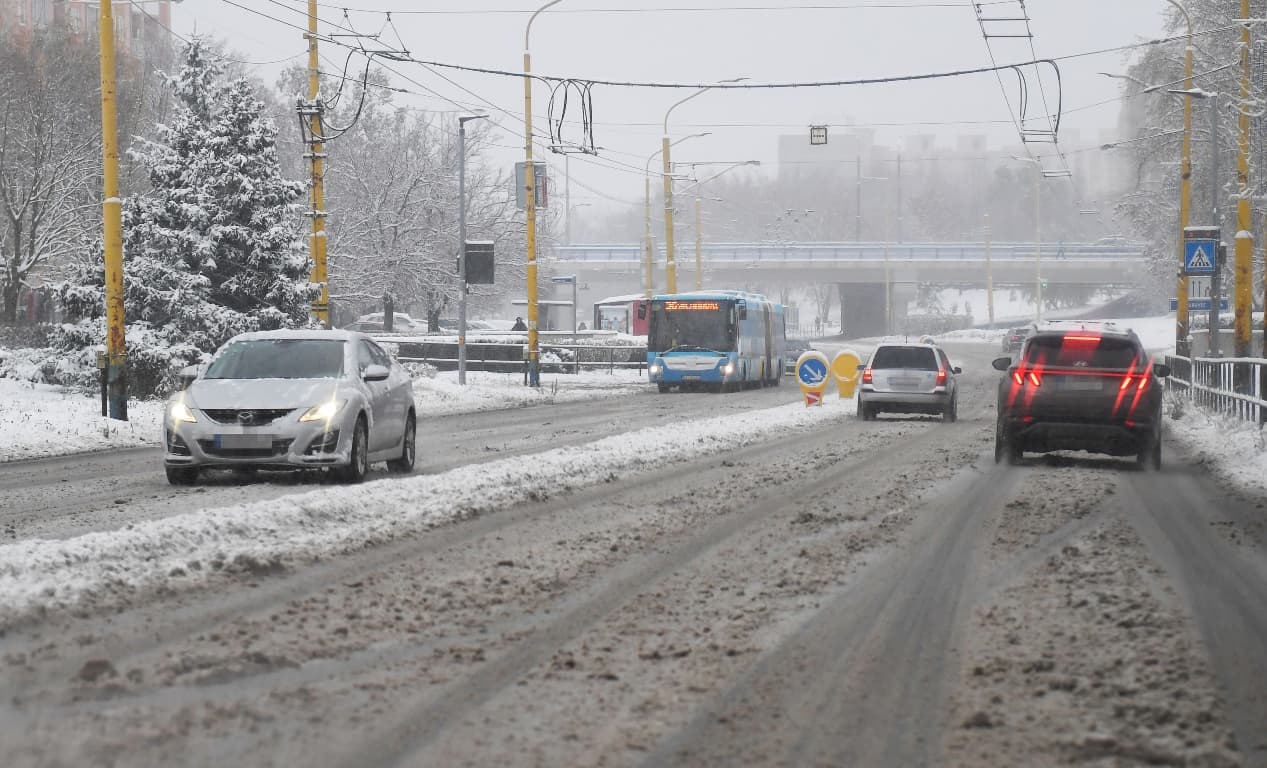 Ajtóstul rontott az országba a tél: többfelé megbénult a közlekedés a havazás miatt (FOTÓK)