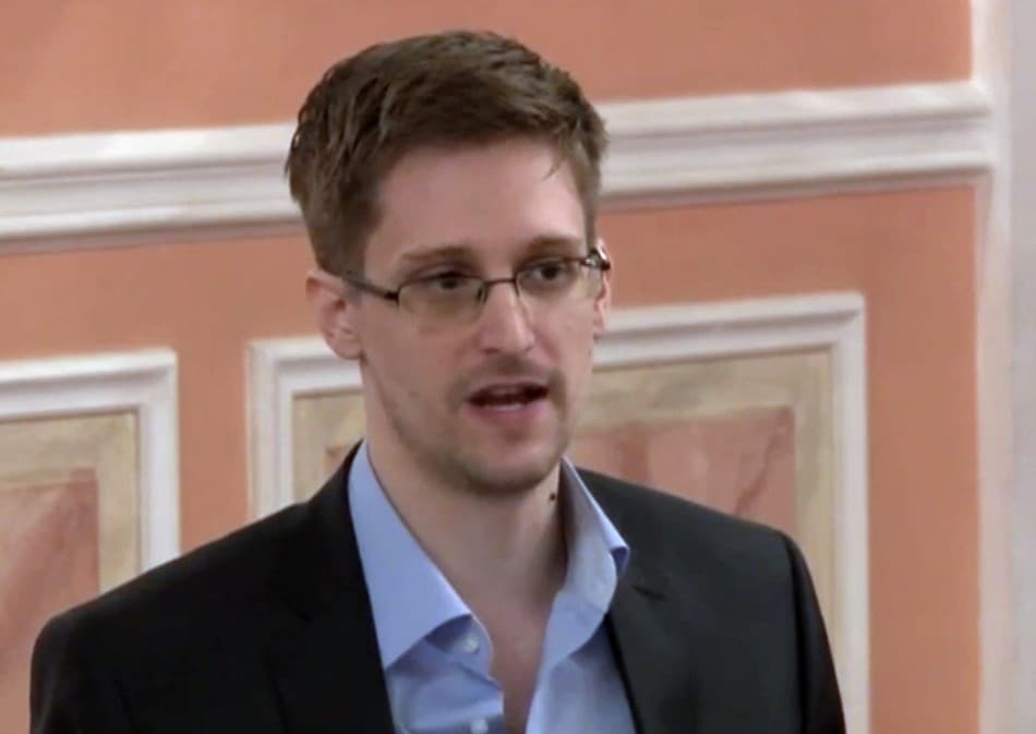 Putyin orosz állampolgárságot adományozott Edward Snowden amerikai kiszivárogtatónak