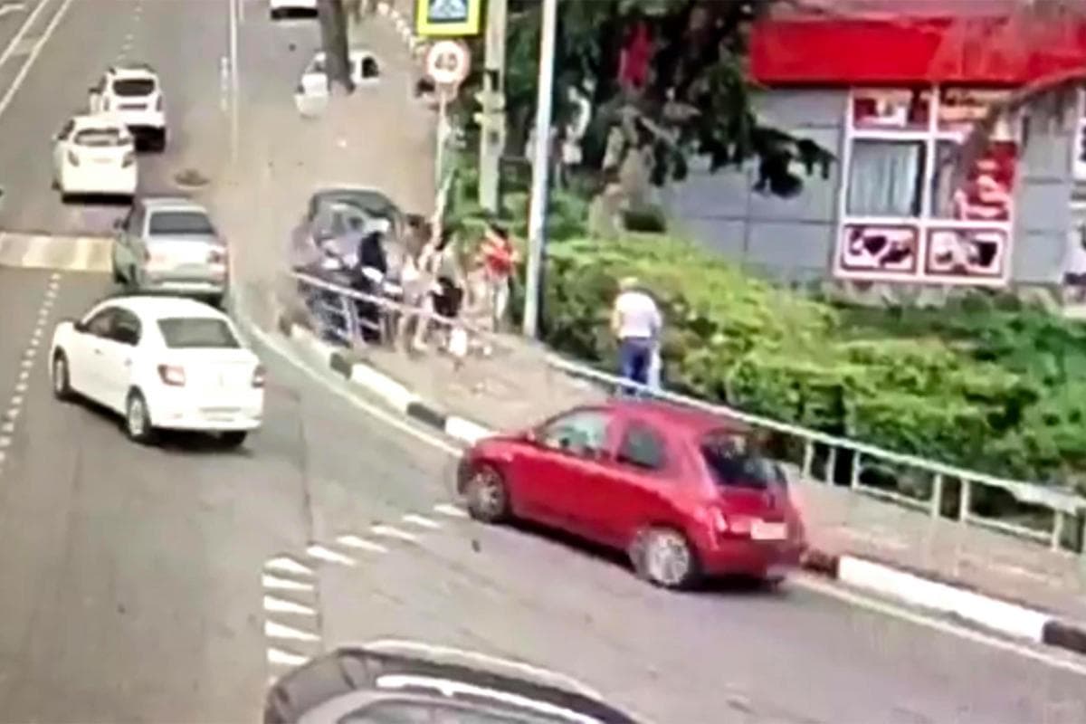BRUTÁLIS: Járdán gázolt el Szocsiban gyalogosokat egy autós! (Videó)