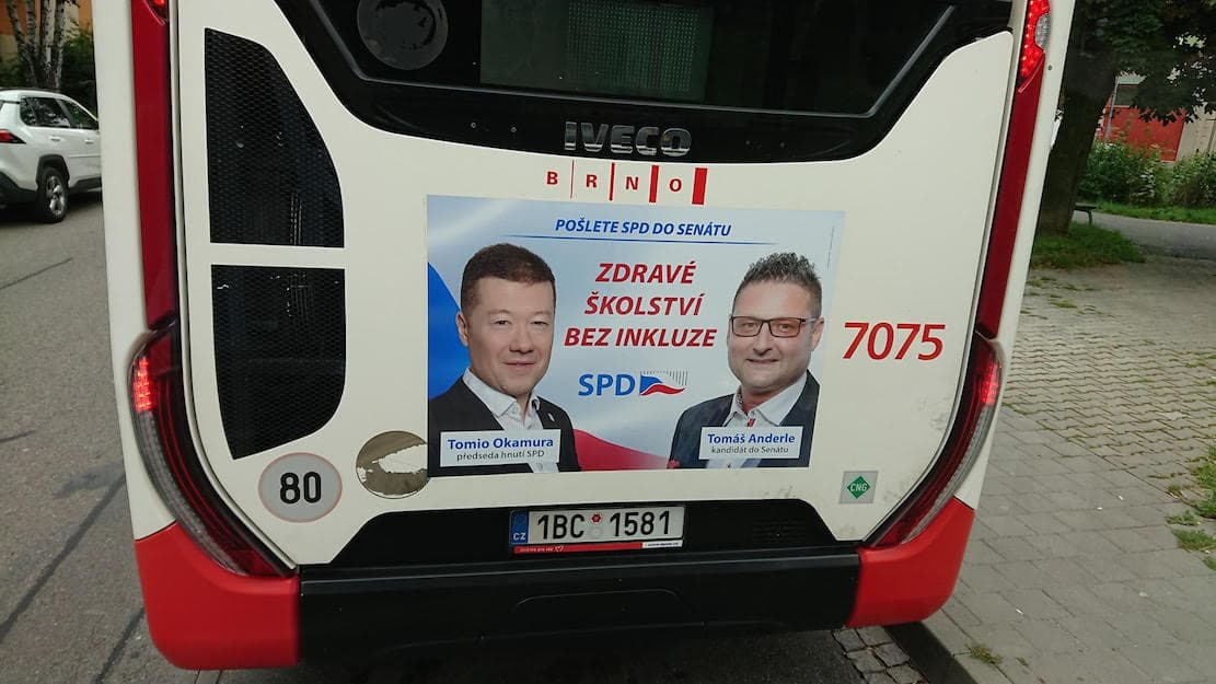 Megtagadta a munkát a két fogyatékkal élő kisgyereket nevelő buszsofőr a cseh szélsőjobb párt kirekesztő plakátja miatt