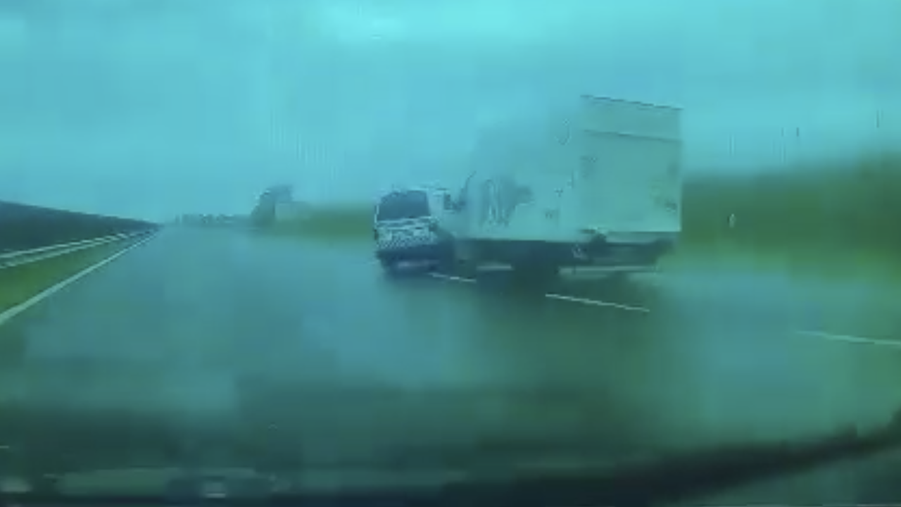 Videón, ahogy szándékosan elsodorja a rendőrautót az illegális bevándorlókkal teli furgon sofőrje