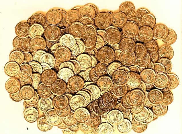 Aranypénzeket találtak tengerfenéken
