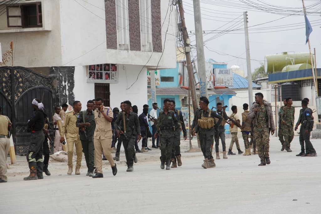 Véget ért a terroristákkal folytatott tűzharc a mogadishui Hayat szállóban