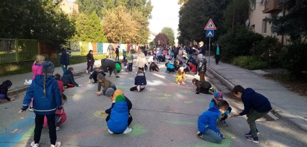 Utcákat foglaltak el a somorjai gyerekek, rajzoltak a bolygónkért