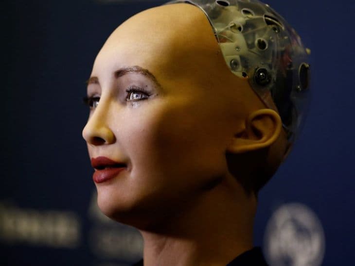 Idősek és betegek gondozásában segíthet Sophia, a humanoid robot