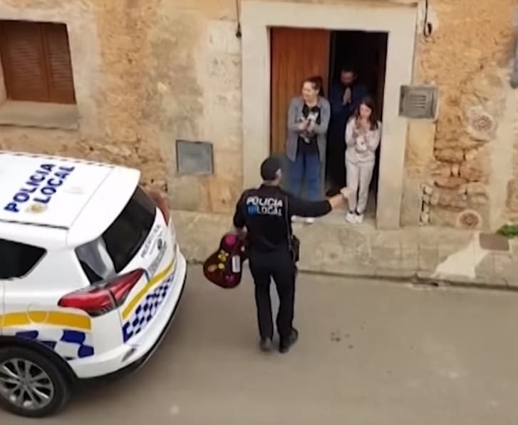 Gitárral, énekkel szórakoztatta a rendőr a lakásaikba zárt spanyolokat – VIDEÓ