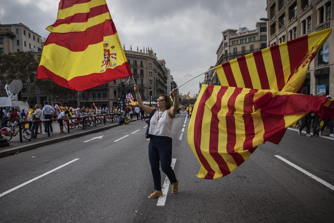 KATALÁN NÉPSZAVAZÁS: Tízezrek tüntettek a spanyol egységért Barcelonában
