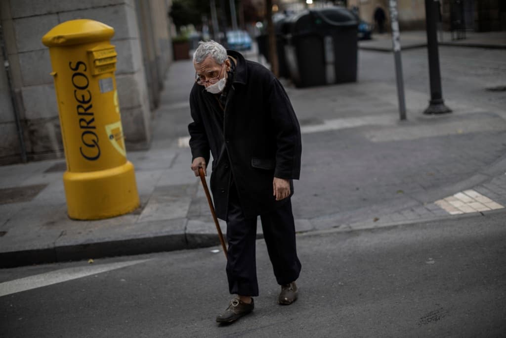 Leléceltek a spanyol gondozók, ott hagyták meghalni az időseket az otthonban