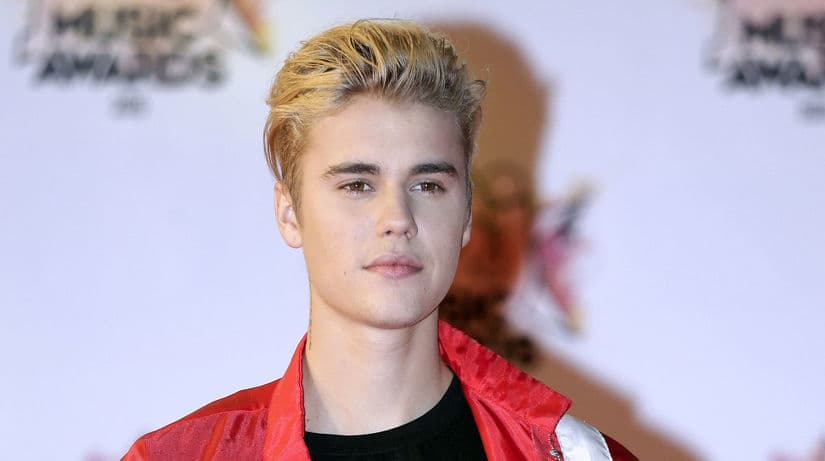 "Vigyázba állt" Justin Bieber férfiassága a nyilvánosság előtt