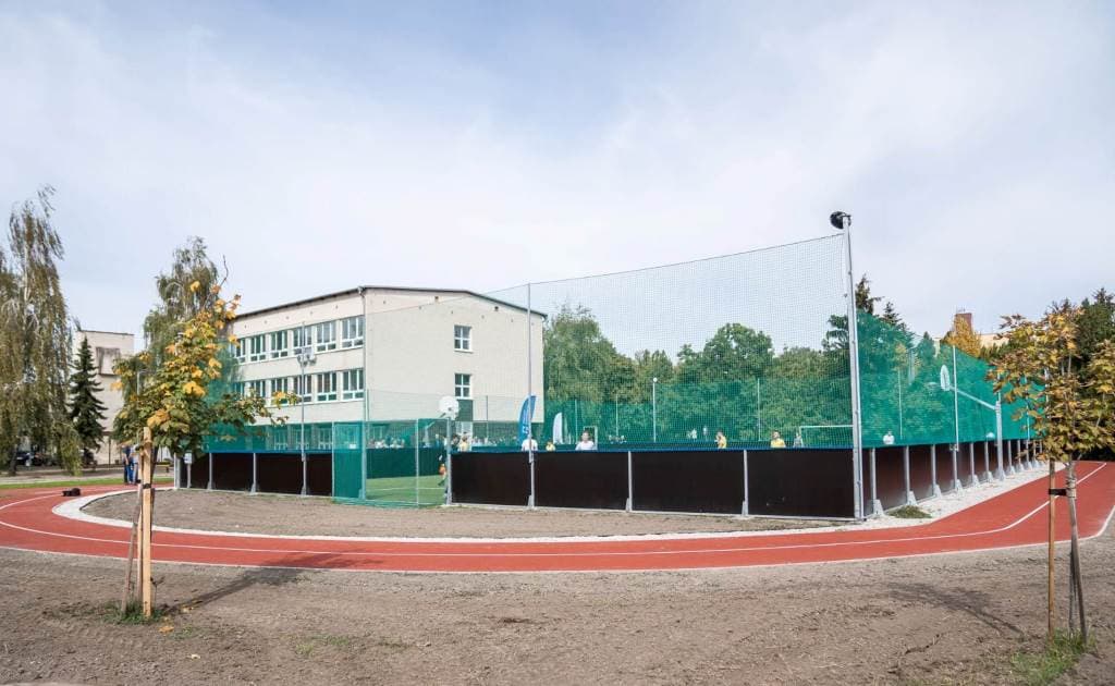 Menedékhelye lesz a sportolni szerető fiataloknak – átadták a dunaszerdahelyi szakközép új sportpályáját