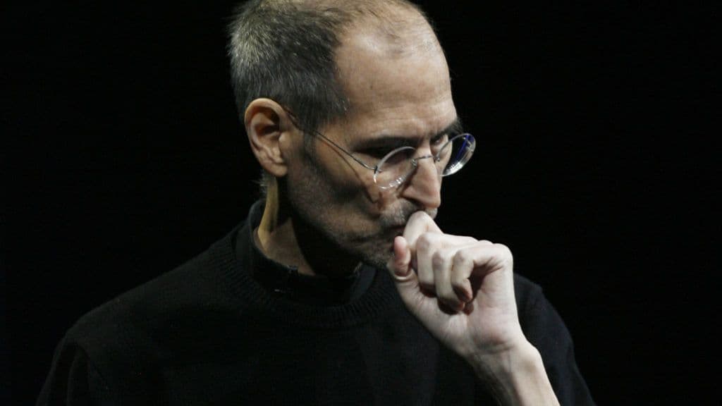 Steve Jobs él? Egy kávézóban kaphatták lencsevégre – FOTÓ