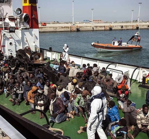 Konténerfalu nyílt a migránsoknak Calais-ban