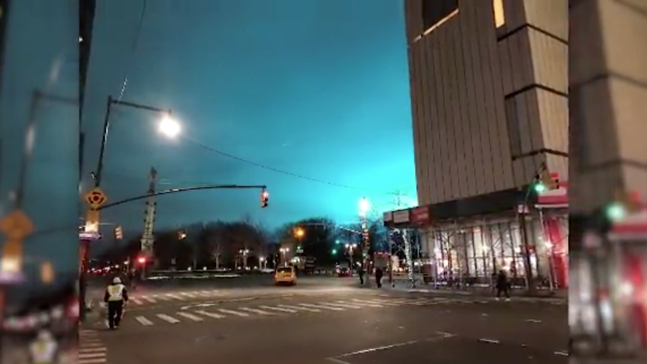 Rejtélyes kék fények borították be az eget, a helyiek UFO-ra gyanakodtak