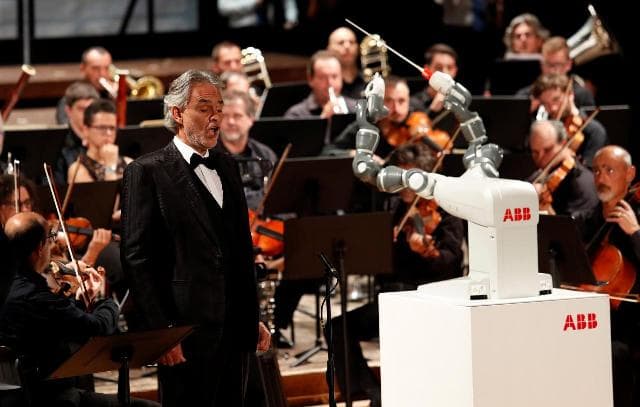 Robotkarmester vezényelte a luccai szimfonikusokat egy Bocelli-koncerten