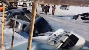 VIDEÓ: Rossz helyen parkoltak a horgászok, harminc autót nyelt el a jeges víz