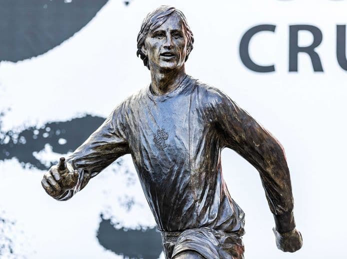 Felavatták az Ajax-legenda Johann Cruyff szobrát