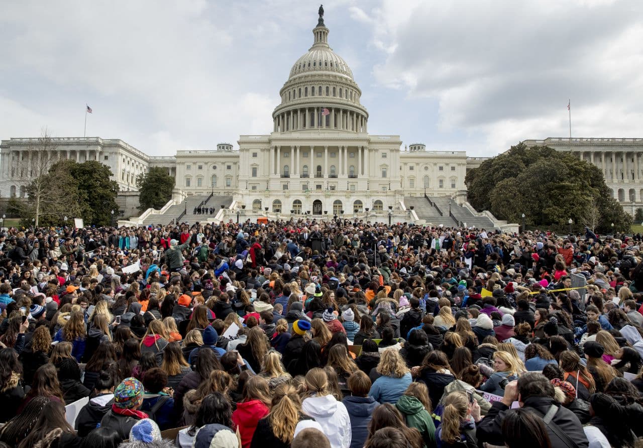 Amerika-szerte tüntetnek a diákok a fegyveres erőszak ellen