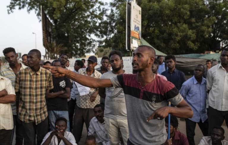 A szudáni hadsereg a tüntetők közé lőtt