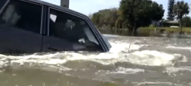 Így kell kimenekülni a süllyedő járműből (videó)