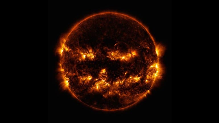 A NASA posztolt egy fotót, amin a Nap úgy néz ki, mint egy mosolygó töklámpás 