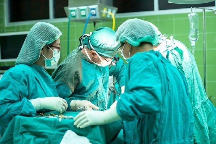Ritka tüdő- és májátültetést végeztek egyszerre egy kínai kórházban