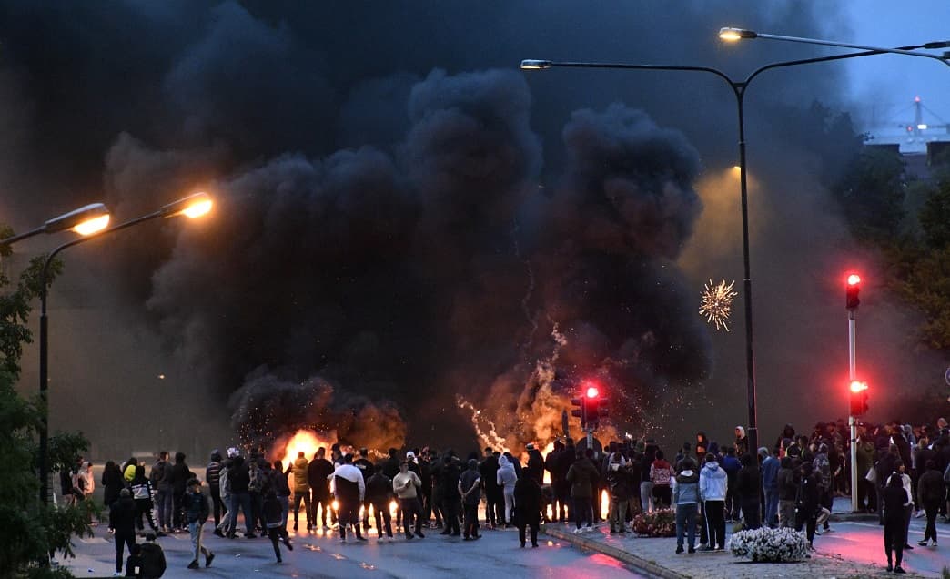 Muszlimellenes tüntetés volt a svédországi Malmöben, a demonstrálók összecsaptak a rendőrséggel