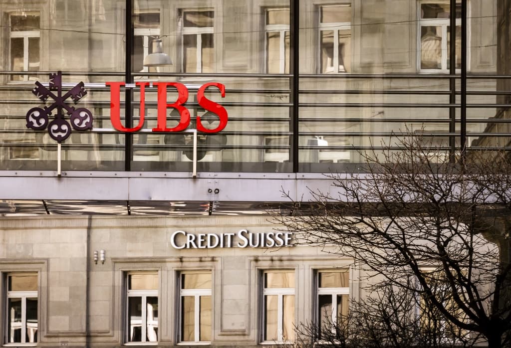 15 éve ez a legnagyobb bankfúzió Európában: A UBS veszi át a bajba jutott Credit Suisse-t!