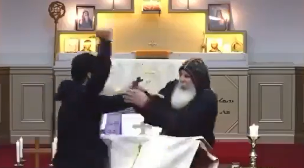 Csak erős idegzetűeknek: Videón, ahogy prédikáció közben egy férfi késsel támad rá a papra