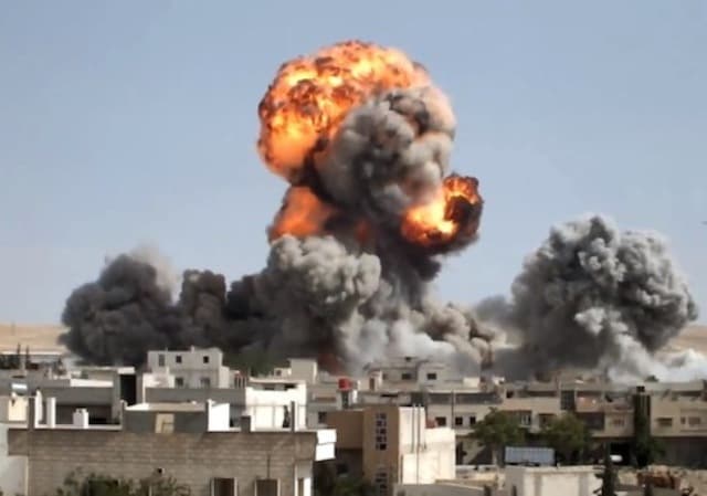 Több tucat civillel végeztek egy dzsihadisták elleni légicsapásban Szíria keleti részén