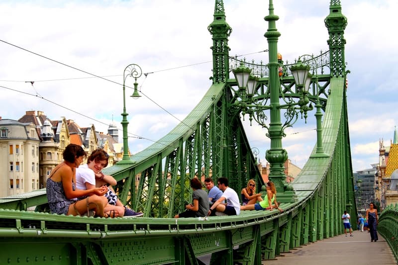Egy férfi akart leugrani Budapesten a Szabadság hídról