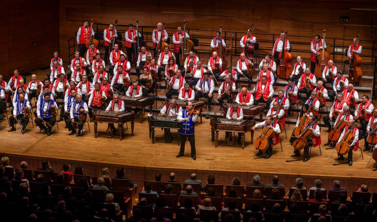 Jubileumi koncertet ad a 100 Tagú Cigányzenekar