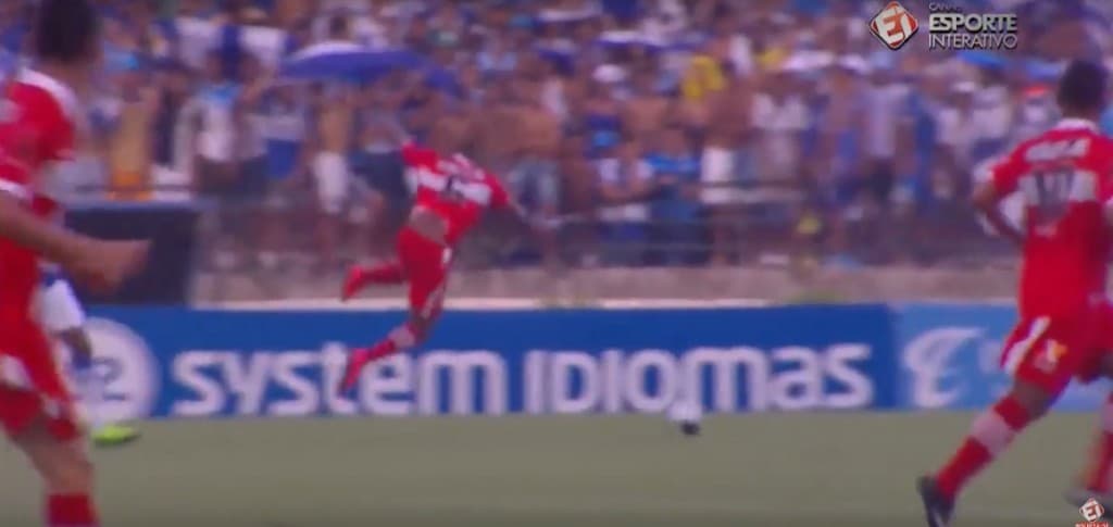 Ismeretlen erő lökte fel a focistát meccs közben (videó)