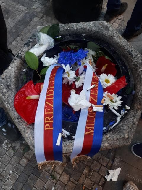 Szemétkosárban végezte a cseh államfő és a kormányfő megemlékező virágcsokra