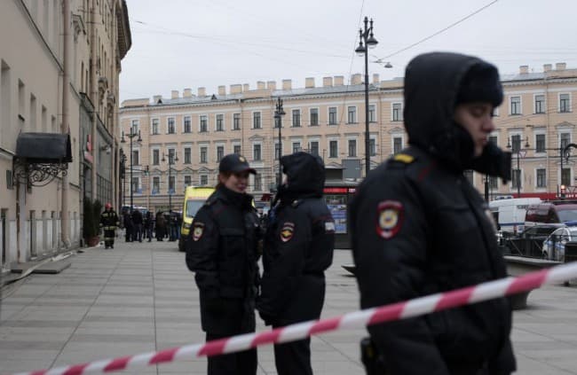 Szentpétervári robbantás - Nőtt az áldozatok száma, bombariadó miatt lezártak egy forgalmas csomópontot