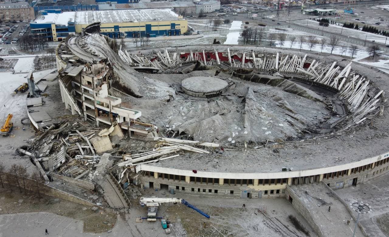 Videón, ahogy összeomlik a felújítás alatt a szentpétervári téli stadion!