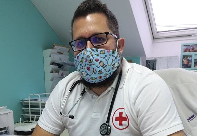 „A célunk az, hogy megállítsuk a vírus terjedését, de szembeszélben a hajó sem tud előrejutni” – így éli meg a járványhelyzetet a dunaszerdahelyi körzeti orvos