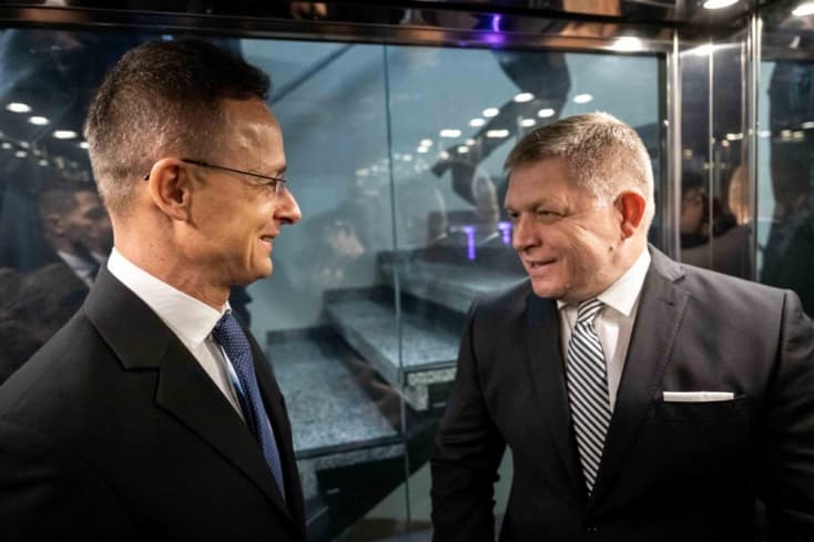 Kiderült, hogy Szijjártó tolmácsolja Fico szavait, Orbán meg maga a keresztes sereg vezére