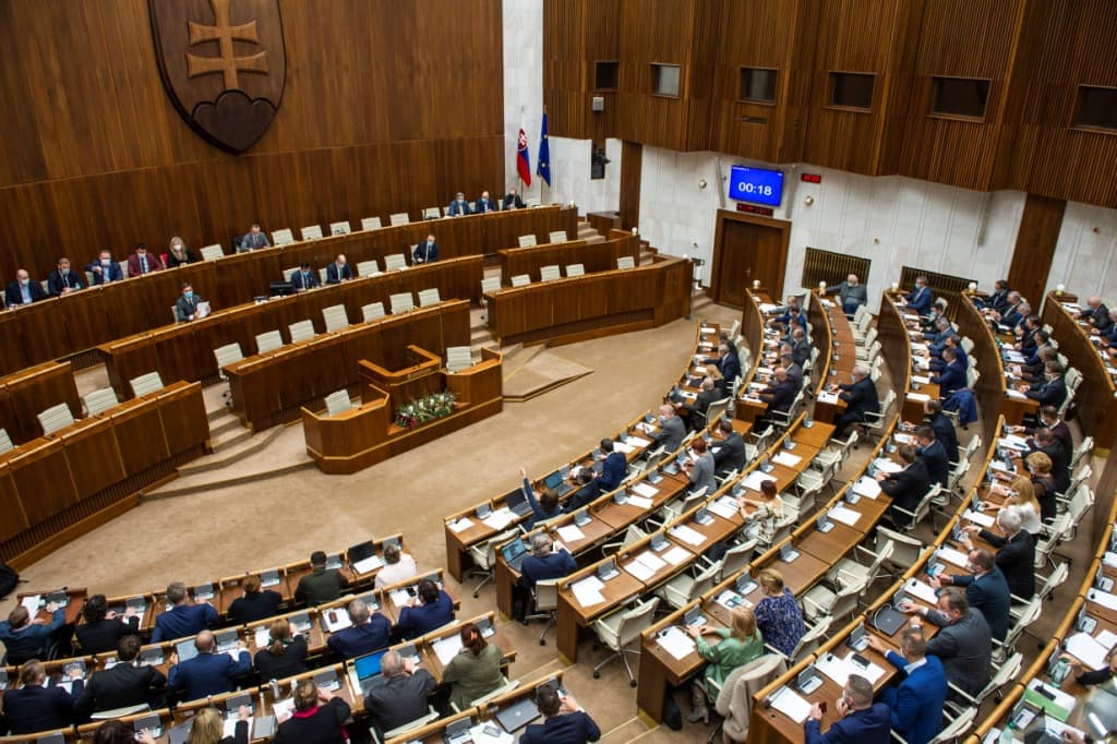Március 19-éig marad a veszélyhelyzet, a parlament megerősítette a kormány határozatát